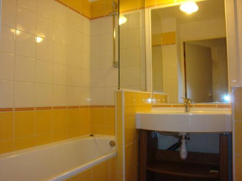 une salle de bain avec un lavabo, une baignoire et un miroir dans l'établissement Appartement accueillant à Méribel Mottaret avec balcon et ascenseur, proche pistes et commerces - FR-1-355-8, à Méribel