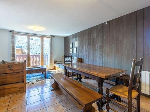 une salle à manger avec une table et des bancs en bois dans l'établissement Chalet 6 pièces sur les pistes à La Plagne, 10 pers, garage, balcon, ensoleillé, ski-in/ski-out - FR-1-351-85, à Plagne Villages