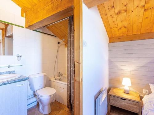 une salle de bain avec toilettes et lavabo dans l'établissement Chalet 6 pièces sur les pistes à La Plagne, 10 pers, garage, balcon, ensoleillé, ski-in/ski-out - FR-1-351-85, à Plagne Villages