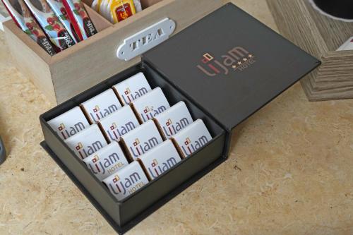 Tetera y cafetera en Lijam Hotel