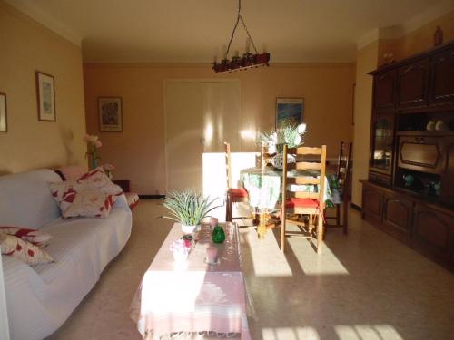 Postel nebo postele na pokoji v ubytování Charmant F2 à Amélie-les-Bains avec terrasse, parking et Wi-Fi, proche thermes et centre-ville - FR-1-703-116