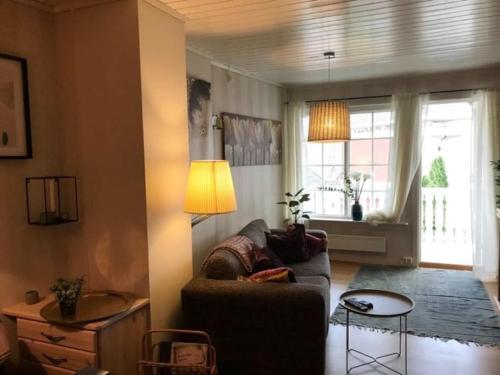 a living room with a couch and a window at Sentralt i Stavern med gangavstand til strand in Stavern
