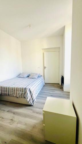 une chambre avec un lit et une table dedans dans l'établissement Spacieux 4 couchage plein centre, à Nice