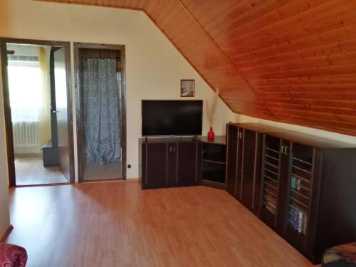 Televízia a/alebo spoločenská miestnosť v ubytovaní Holiday home in Gyenesdias - Balaton 43113