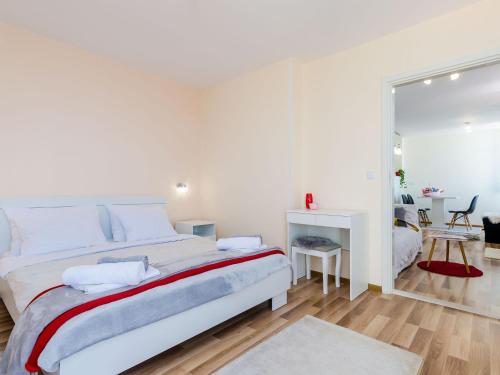 Apartment Vedrana- One-Bedroom Apartment with Balcony and Sea View