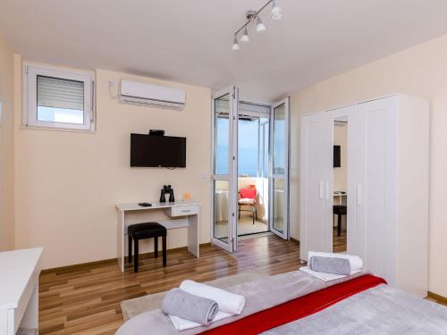 Apartment Vedrana- One-Bedroom Apartment with Balcony and Sea View