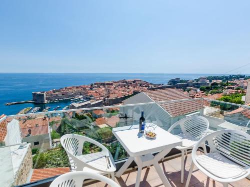 Apartments Isabora - Comfort Three-Bedroom Apartment with Balcony and Sea View Second Floor