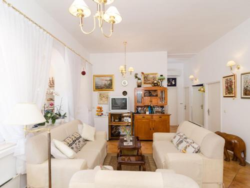 Villa Gemma - Four Bedroom Villa with Terrace and Swimming Pool