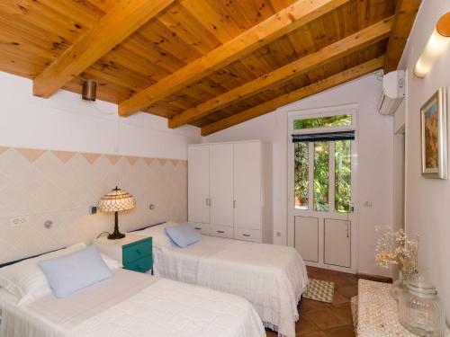Villa Gemma - Four Bedroom Villa with Terrace and Swimming Pool