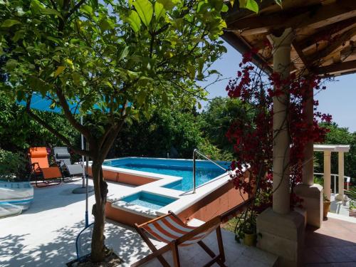 Villa Gemma - Four Bedroom Villa with Terrace and Swimming Pool