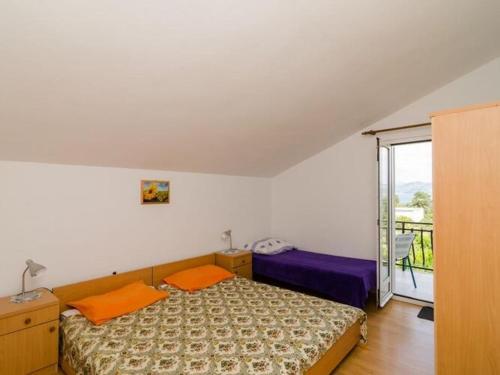 una camera da letto con un letto e una grande finestra di Apartment Sutvid with one bedroom a Drače