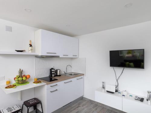 Apartment Semi - One Bedroom Apartment with Terrace and Sea View