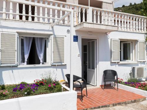 Apartment Semi - One Bedroom Apartment with Terrace and Sea View