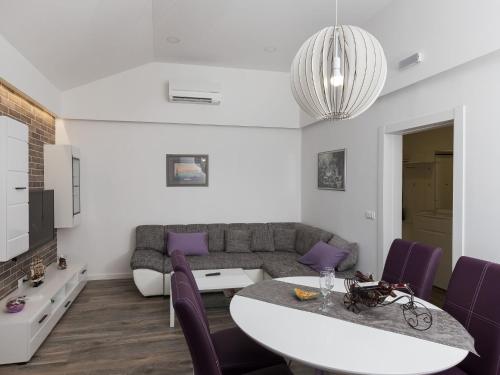 Apartment H&D - Two Bedroom Apartment with Balcony and Sea View
