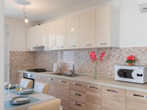 Apartment Nike - Two-Bedroom Apartment with Terrace