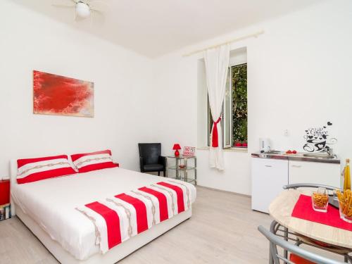 Apartment Caceris - Comfort Studio Apartment with Terrace
