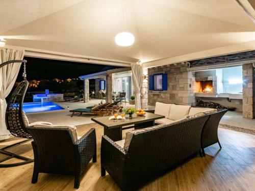 Villa Blue Sky - Three Bedroom Villa with Pool