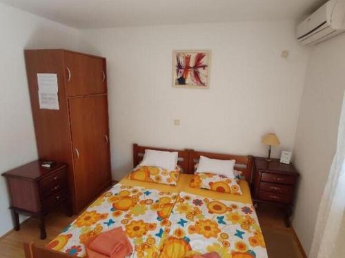 Postel nebo postele na pokoji v ubytování Studio apartment with balcony in Vinisce