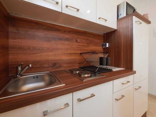 Apartments Vujina - Comfort Studio Apartment with Terrace 3 Luka