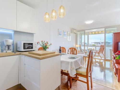 Apartment City Walk ST - Comfort One Bedroom Apartment with Balcony and City View A2