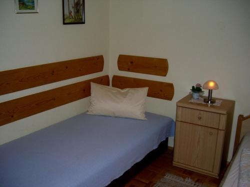 Ein Bett oder Betten in einem Zimmer der Unterkunft Pension Jägerhof