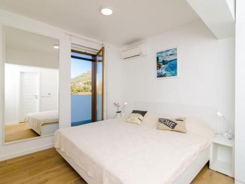 Ένα ή περισσότερα κρεβάτια σε δωμάτιο στο Apartment Lula - Superior Two-Bedroom Apartment with Balcony and Sea View