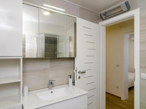 Ένα μπάνιο στο Apartment Lula - Superior Two-Bedroom Apartment with Balcony and Sea View