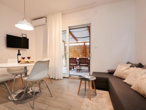 Apartment Boris ST - Two Bedroom Apartment with Terrace and Jacuzzi