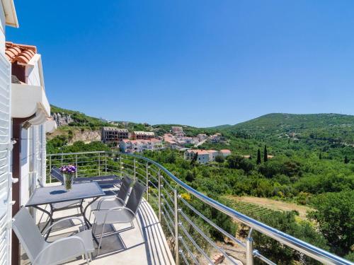 Apartment Feel Phili - Two Bedroom Apartment with Balcony and Sea View
