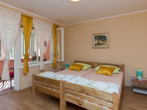 Apartment Lolo - Two Bedroom Apartment with Loggia and Street View