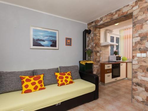 Apartment Lolo - Two Bedroom Apartment with Loggia and Street View