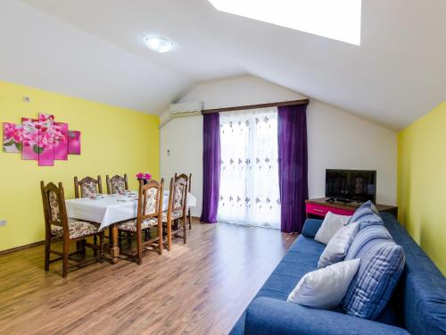 Apartments Mali Paradiso - Two Bedroom Apartment with Balcony and Pool View A4