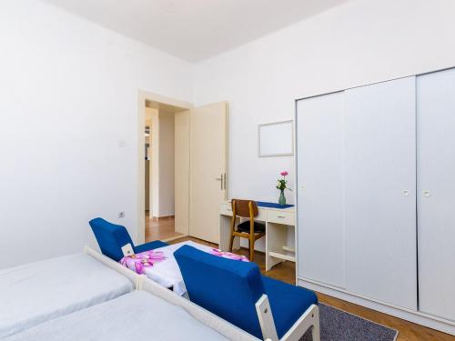 Apartment Lucy - Two Bedroom Apartment with Terrace and City View Gustin