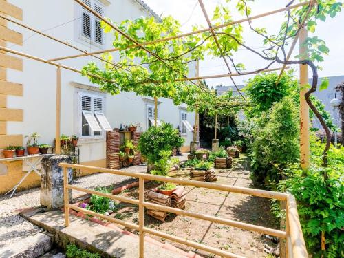 Guest House Ivana -Two Bedroom Apartment with Garden