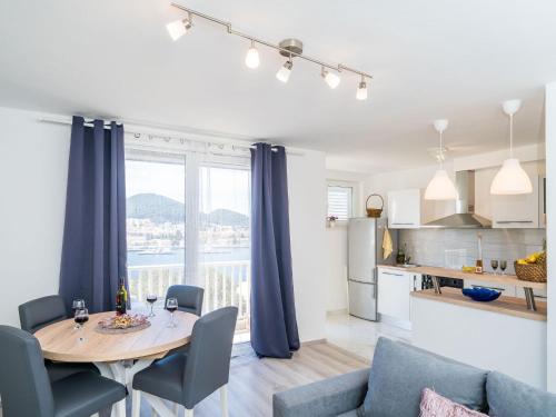Apartment Cvjetkovi - Two Bedroom Apartment with Terrace and Sea View
