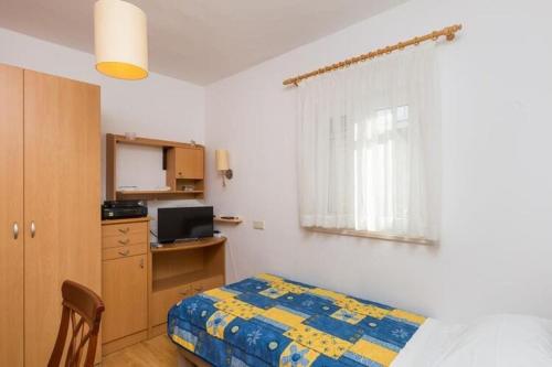 Apartment Jele - Two Bedroom Apartment with Balcony and Garden View