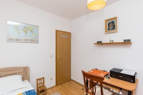 Apartment Jele - Two Bedroom Apartment with Balcony and Garden View