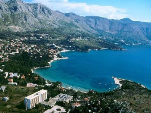 Apartment Jele - Two Bedroom Apartment with Balcony and Garden View