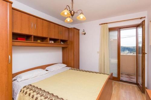Apartment Jele - Two Bedroom Apartment with Balcony and Garden View