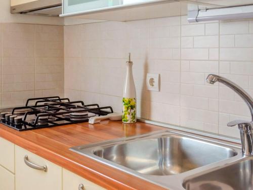 Köök või kööginurk majutusasutuses Seafront Holiday Home Marija-Three Bedroom Holiday Home with Sea View