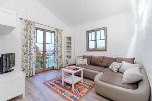 Apartments Villa Kameja - Two Bedroom Apartment with Terrace and Sea View Crni