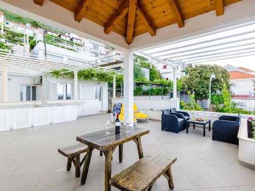 Miracle Apartments - Studio Apartment with Terrace and City View