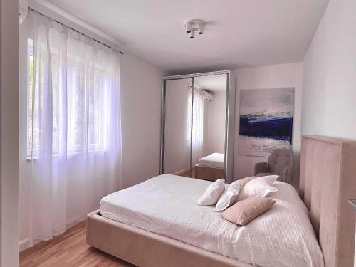 Apartment Lana - Two Bedroom Apartment with Terrace and Sea View