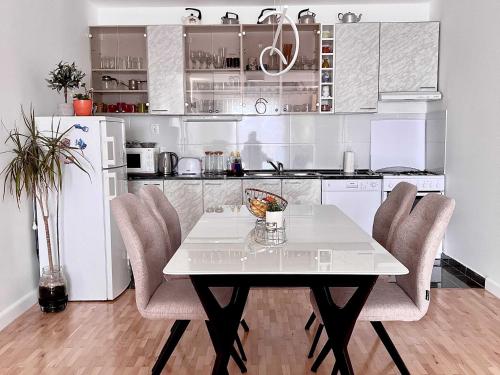 Apartment Lana - Two Bedroom Apartment with Terrace and Sea View