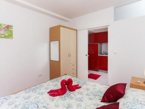 Apartments Pojko - Standard One-Bedroom Apartment with Terrace Red