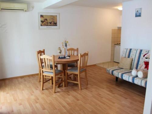 Apartments Lozica - Comfort Studio Apartment with Terrace and Sea View