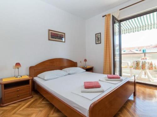 スペタルにあるApartments Natasa- One Bedroom Apartment with Balcony A1 - STのベッドと大きな窓のある寝室