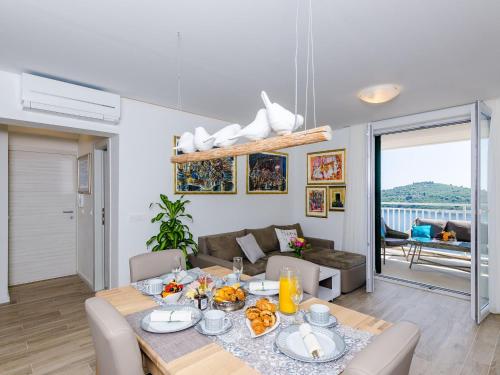 Apartments Lazarin - Two Bedroom Apartment with Balcony and Sea View 1 Veliki