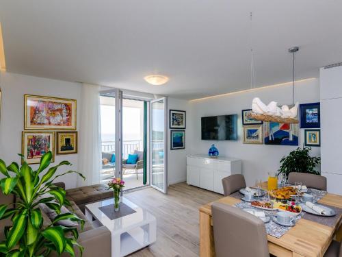 Apartments Lazarin - Two Bedroom Apartment with Balcony and Sea View 1 Veliki