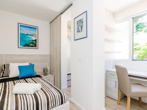 Apartments Lazarin - Two Bedroom Apartment with Balcony and Sea View 1 Veliki